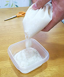 甘酒を容器に絞り出す。